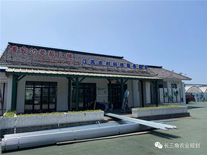 為了幫助園區(qū)的提檔升級，南京市農(nóng)業(yè)農(nóng)村局特委托中農(nóng)富通編制《南京市農(nóng)業(yè)園區(qū)發(fā)展研究報告》，以期從產(chǎn)業(yè)發(fā)展路徑、園區(qū)發(fā)展模式、保障措施等多維度為南京市農(nóng)業(yè)園區(qū)未來三年的發(fā)展做統(tǒng)籌謀劃。 8月19日，中農(nóng)(圖3)