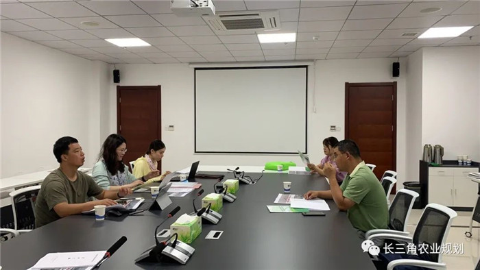 為了幫助園區(qū)的提檔升級，南京市農(nóng)業(yè)農(nóng)村局特委托中農(nóng)富通編制《南京市農(nóng)業(yè)園區(qū)發(fā)展研究報告》，以期從產(chǎn)業(yè)發(fā)展路徑、園區(qū)發(fā)展模式、保障措施等多維度為南京市農(nóng)業(yè)園區(qū)未來三年的發(fā)展做統(tǒng)籌謀劃。 8月19日，中農(nóng)(圖9)