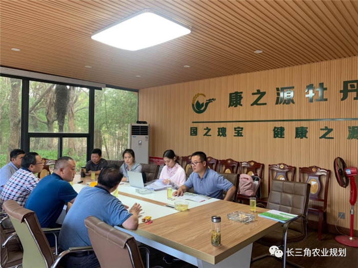 9月1日，中農(nóng)富通團隊開啟了高淳區(qū)域內(nèi)現(xiàn)代農(nóng)業(yè)示范園的調(diào)研工作，此次高淳區(qū)農(nóng)業(yè)園區(qū)調(diào)研由中農(nóng)富通長三角農(nóng)業(yè)規(guī)劃科學研究所所長薛欣艷與中國農(nóng)業(yè)大學規(guī)劃研究所園區(qū)規(guī)劃部分管總工趙嬋璞帶隊。(圖11)